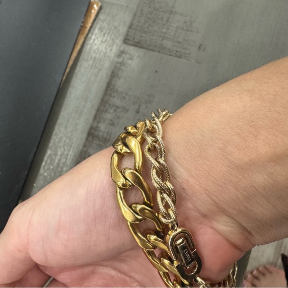 Authentic Chanel CC Logo Pendant w/ an unbranded Gold tone link chain bracelet - Picture 11 of 14